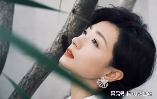 萬茜：曾穿龍袍現身頒獎典禮，後被指「人淡如菊」人設崩塌
