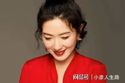 萬茜:曾穿龍袍現身頒獎典禮,後被指「人淡如菊」人設崩塌