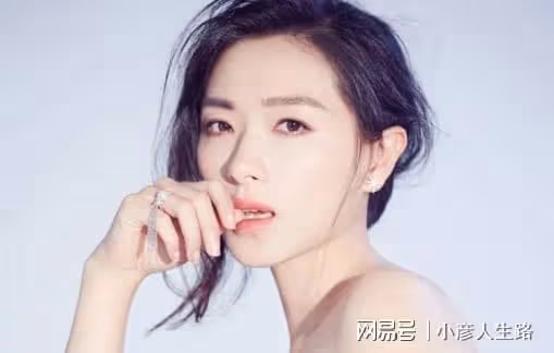 萬茜:曾穿龍袍現身頒獎典禮,後被指「人淡如菊」人設崩塌