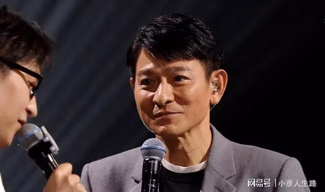 61歲劉德華開直播,略顯老態聲音沙啞,關禮物功能,活該紅一輩子