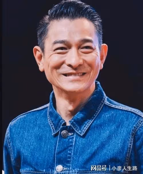 61歲劉德華開直播,略顯老態聲音沙啞,關禮物功能,活該紅一輩子