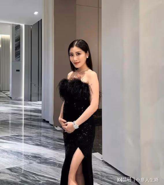 劉德華小姨子迎來喜訊,曬出靚照官宣懷二胎,穿一襲長裙氣質優雅