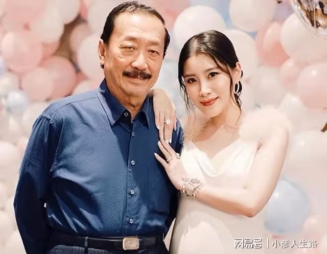 劉德華小姨子迎來喜訊,曬出靚照官宣懷二胎,穿一襲長裙氣質優雅