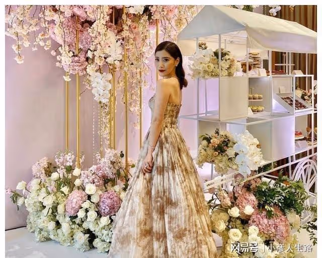 劉德華小姨子迎來喜訊,曬出靚照官宣懷二胎,穿一襲長裙氣質優雅