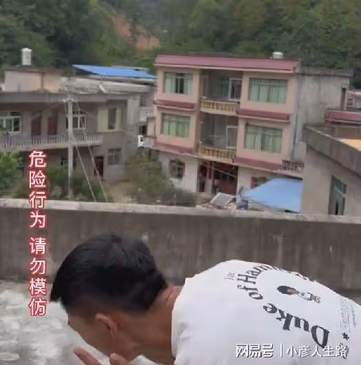 博取流量沒底線?男網紅生吃蜜蜂秒變香腸嘴,網友:建議封殺