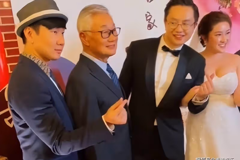 林俊傑出席哥哥婚禮：台下和親哥合唱情歌，嫂子富貴氣十足