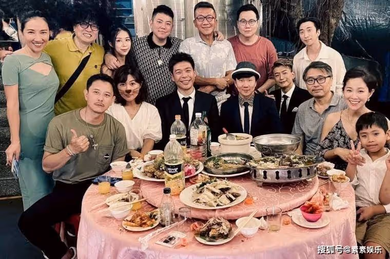 林俊傑出席哥哥婚禮：台下和親哥合唱情歌，嫂子富貴氣十足