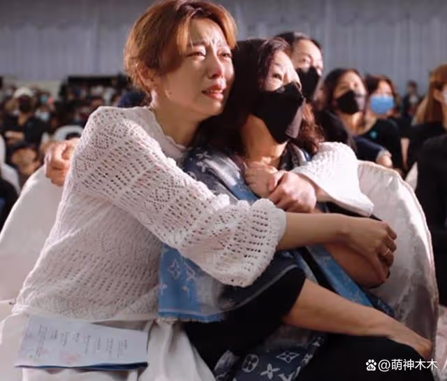 丈夫離世僅半個月 女星現身聚會笑容燦爛遭質疑