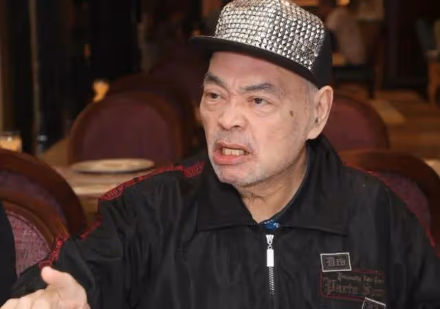 惱火!香港知名歌手坐輪椅開個唱被同行批慘不忍睹,本人霸氣回懟