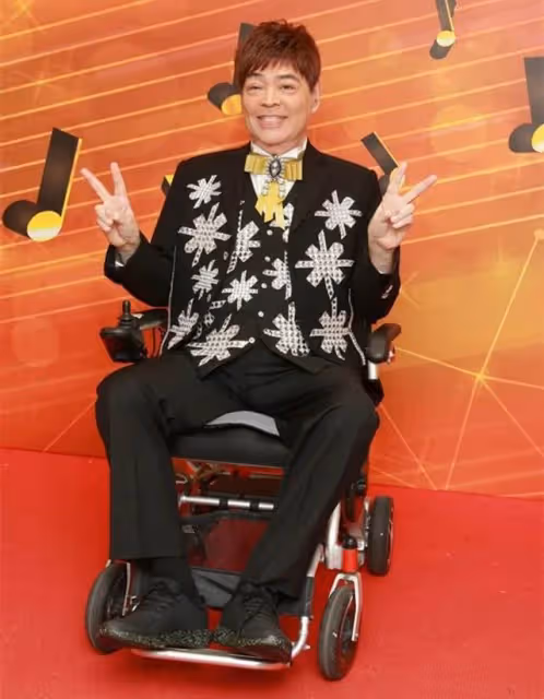 惱火!香港知名歌手坐輪椅開個唱被同行批慘不忍睹,本人霸氣回懟