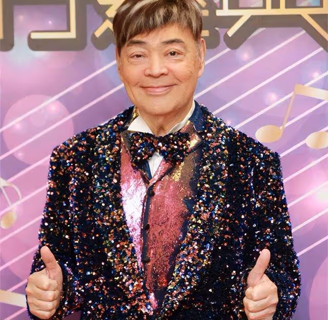 惱火!香港知名歌手坐輪椅開個唱被同行批慘不忍睹,本人霸氣回懟