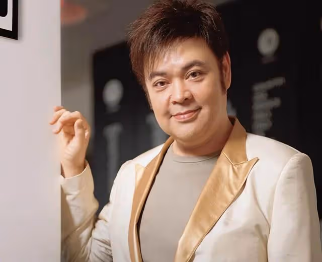 惱火!香港知名歌手坐輪椅開個唱被同行批慘不忍睹,本人霸氣回懟