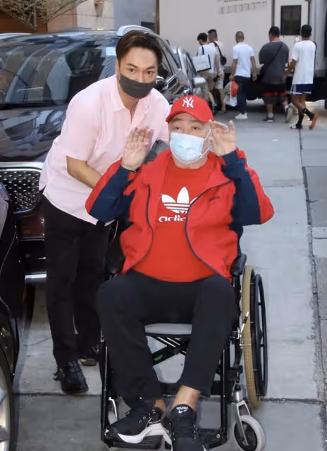 惱火!香港知名歌手坐輪椅開個唱被同行批慘不忍睹,本人霸氣回懟