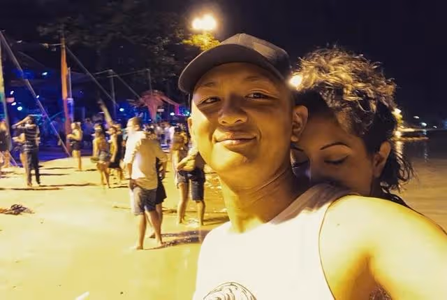 恭喜!香港知名童星與外籍混血美女結婚,傳聞曾遭沈殿霞棒打鴛鴦