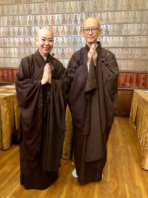王致祥剃度出家法號「洞雲」　與洞如法師夫妻變同門