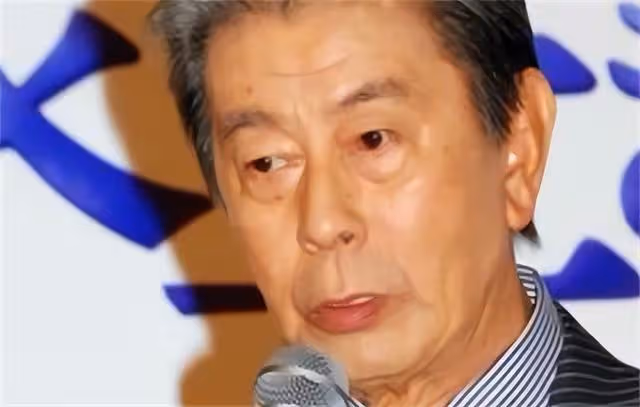 他陪伴妻子40年,83歲彌留之際另娶初戀,直言:我一直想這樣做