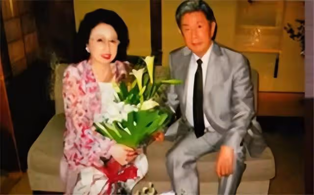 他陪伴妻子40年,83歲彌留之際另娶初戀,直言:我一直想這樣做