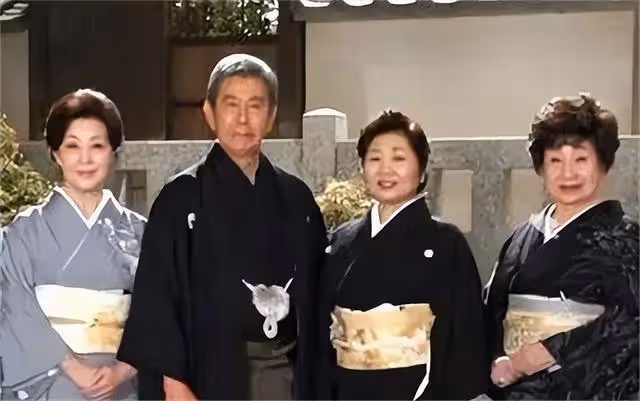 他陪伴妻子40年,83歲彌留之際另娶初戀,直言:我一直想這樣做