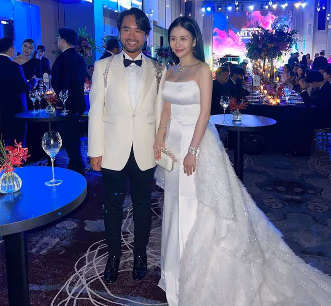 邱淑貞女兒盛裝參加晚宴,與千億富三代合影心情好,已融入名流圈