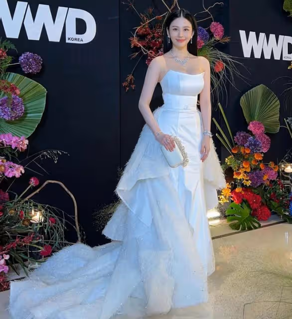 邱淑貞女兒盛裝參加晚宴,與千億富三代合影心情好,已融入名流圈