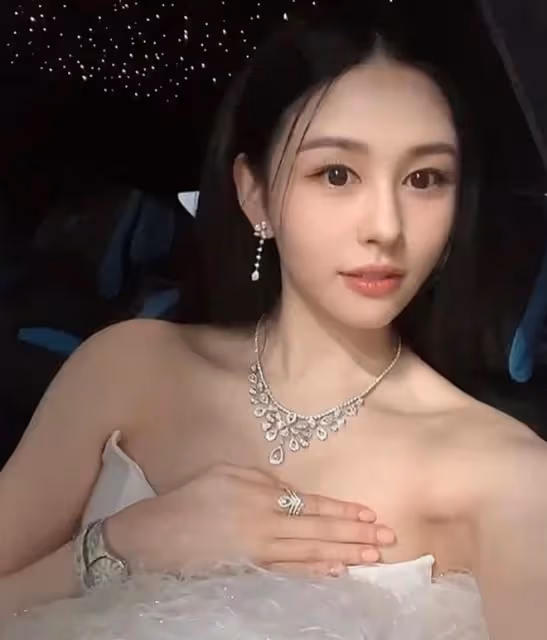 邱淑貞女兒盛裝參加晚宴,與千億富三代合影心情好,已融入名流圈