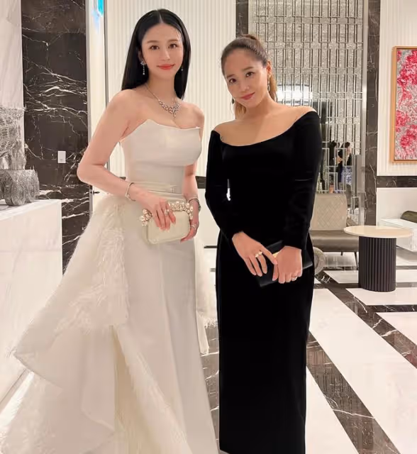 邱淑貞女兒盛裝參加晚宴,與千億富三代合影心情好,已融入名流圈