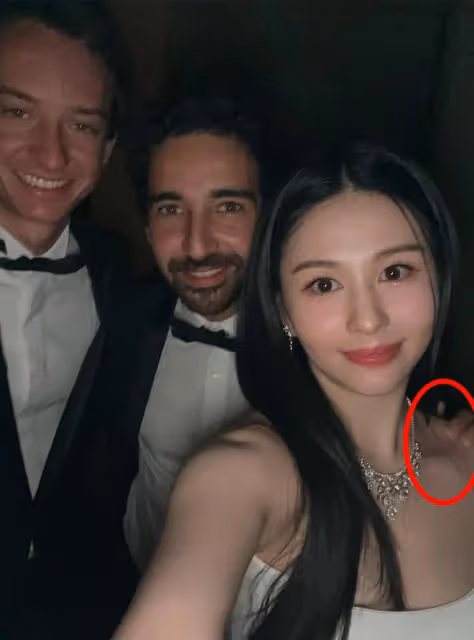 邱淑貞女兒盛裝參加晚宴,與千億富三代合影心情好,已融入名流圈