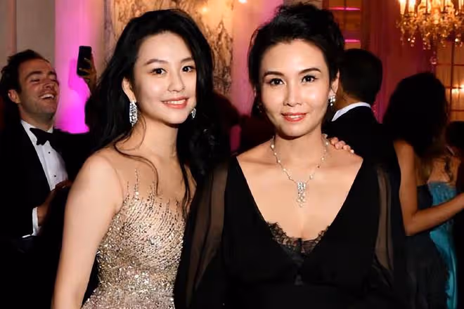 邱淑貞女兒盛裝參加晚宴,與千億富三代合影心情好,已融入名流圈