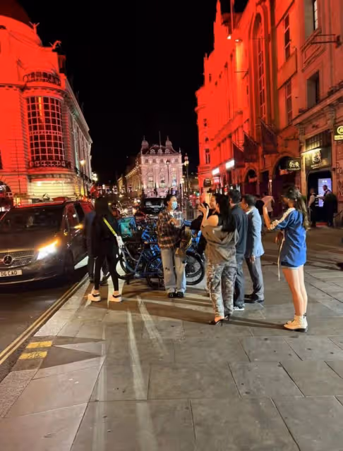 那英一家三口現身英國街頭!逛街看劇吃火鍋,司機開豪車路邊等候