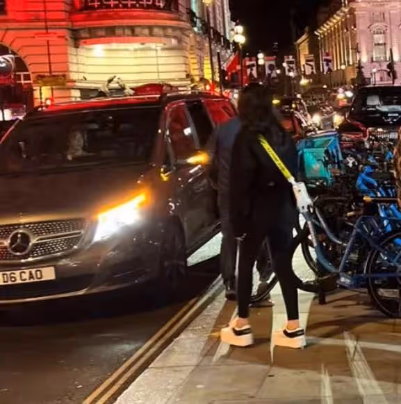 那英一家三口現身英國街頭!逛街看劇吃火鍋,司機開豪車路邊等候