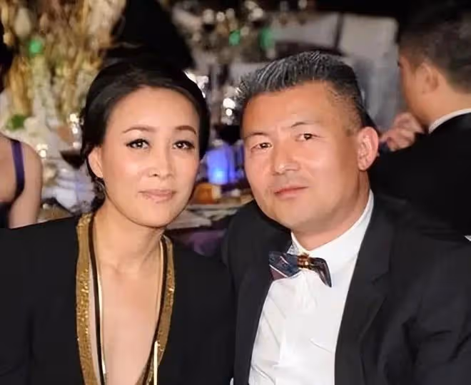 那英一家三口現身英國街頭！逛街看劇吃火鍋，司機開豪車路邊等候