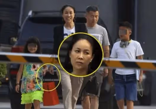 那英一家三口現身英國街頭！逛街看劇吃火鍋，司機開豪車路邊等候