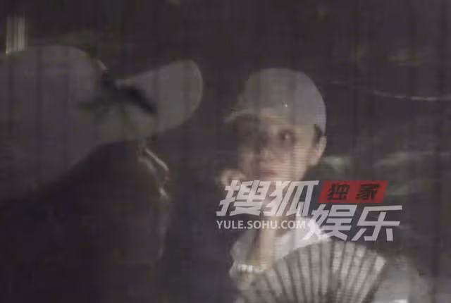 41歲宋佳與名導男友甜蜜約會,深夜同回愛巢,感情穩定疑好事將近