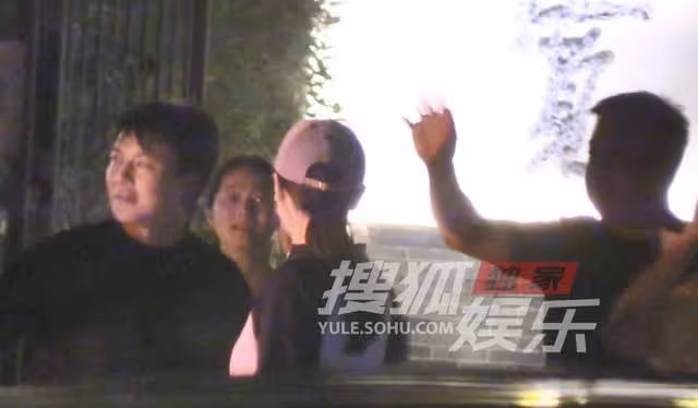 41歲宋佳與名導男友甜蜜約會,深夜同回愛巢,感情穩定疑好事將近