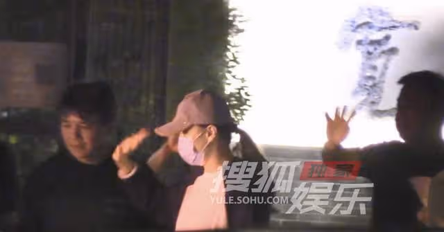 41歲宋佳與名導男友甜蜜約會,深夜同回愛巢,感情穩定疑好事將近