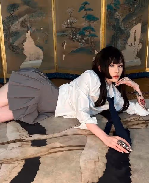 27歲男星遭粉絲怒錘戀愛!高顏值女方身份被扒,身材火辣紋身矚目