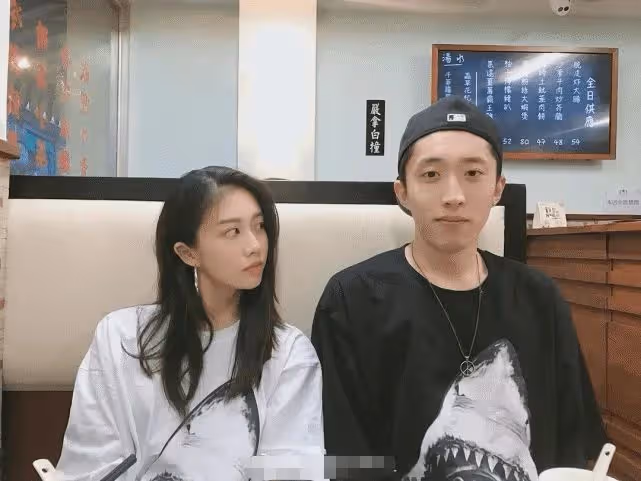 27歲男星遭粉絲怒錘戀愛！高顏值女方身份被扒，身材火辣紋身矚目
