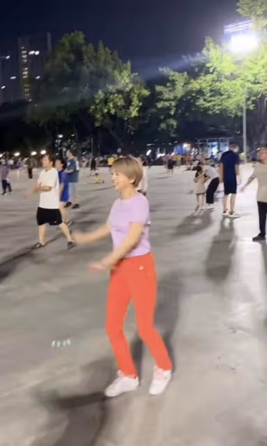 55歲知名港星曬退休生活,在廣東街頭熱跳廣場舞,久居內地氣色好