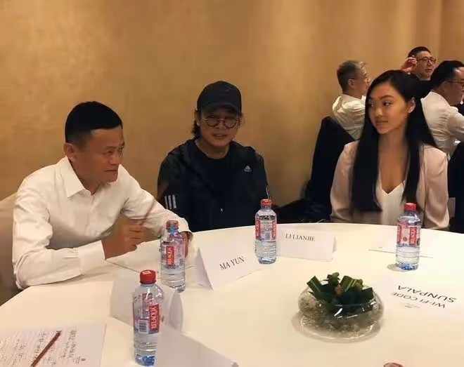 李連杰一家長居歐洲!倆女兒高顏值搶鏡,小女兒穿抹胸露小蠻腰