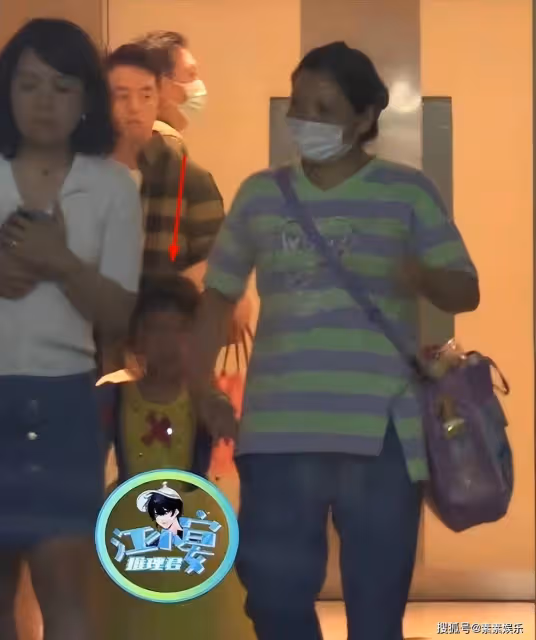 張傑和謝娜請兩個保姆輪流帶孩子,三個女兒真是越來越可愛了