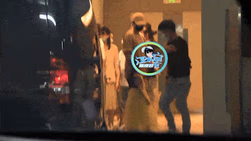 張傑和謝娜請兩個保姆輪流帶孩子,三個女兒真是越來越可愛了