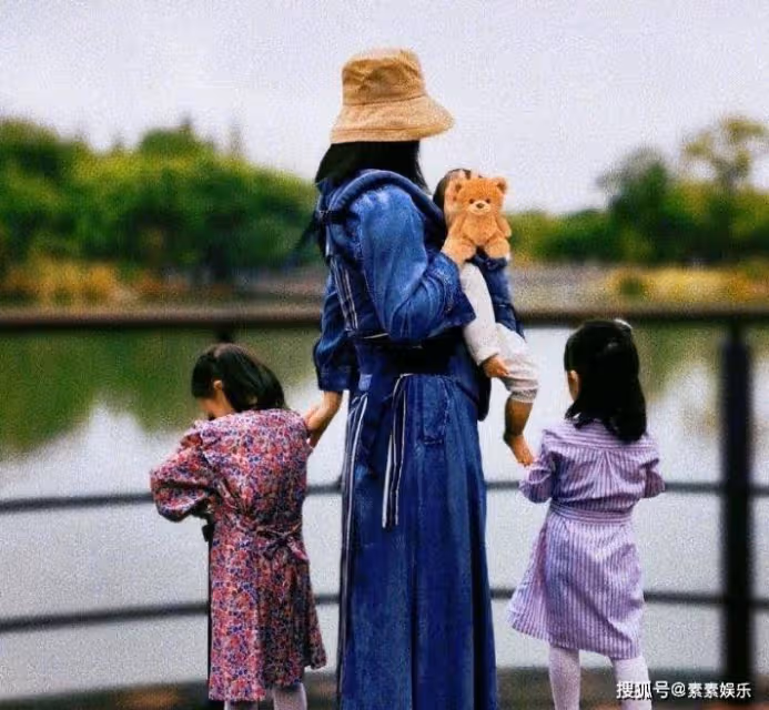 張傑和謝娜請兩個保姆輪流帶孩子,三個女兒真是越來越可愛了