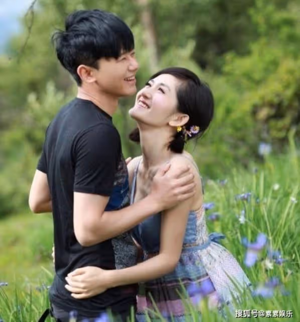張傑和謝娜請兩個保姆輪流帶孩子,三個女兒真是越來越可愛了