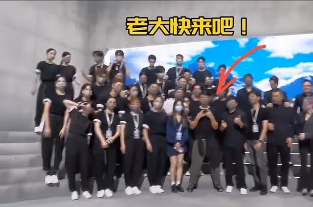 劉德華直播後「趕場式合影」上熱搜,怕人久等一路小跑,跪地感謝
