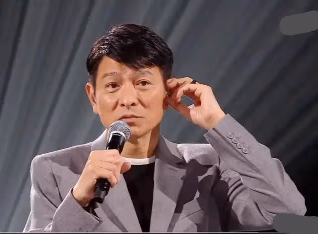 劉德華直播後「趕場式合影」上熱搜,怕人久等一路小跑,跪地感謝