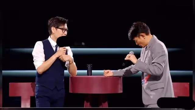 劉德華直播後「趕場式合影」上熱搜,怕人久等一路小跑,跪地感謝