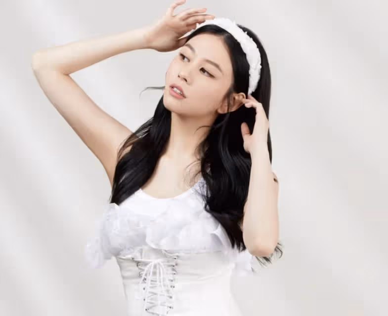 邱淑貞女兒近況曝光!一襲白色盛裝出席晚宴,身材豐腴笑容甜美,與千億富三代合影心情好,已融入名流圈