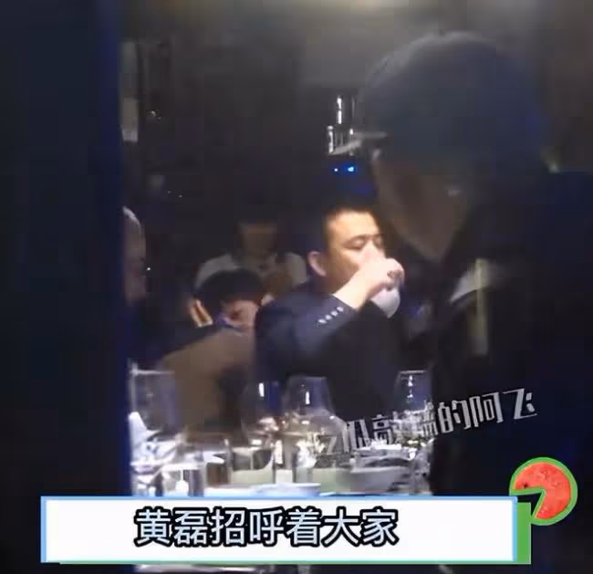 47歲周迅飯桌上抽雪茄 大口抽菸十分老練