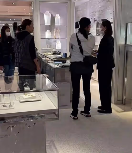 那英國外吃火鍋被偶遇 站路邊被圍觀拍照