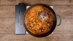 紅酒燴牛尾：口感酥爛，湯汁鮮美